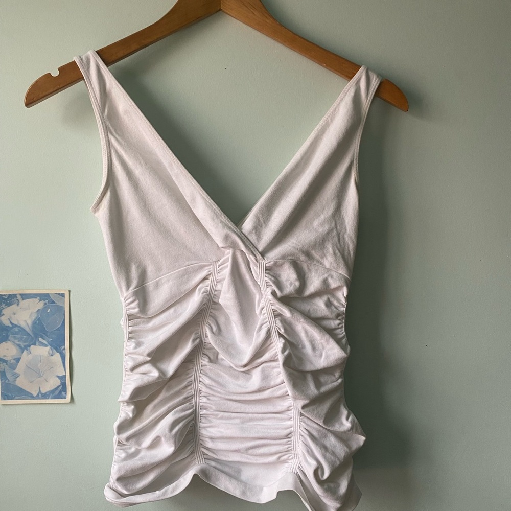 Elegant White Sleeveless Top - Picture 2 of 3